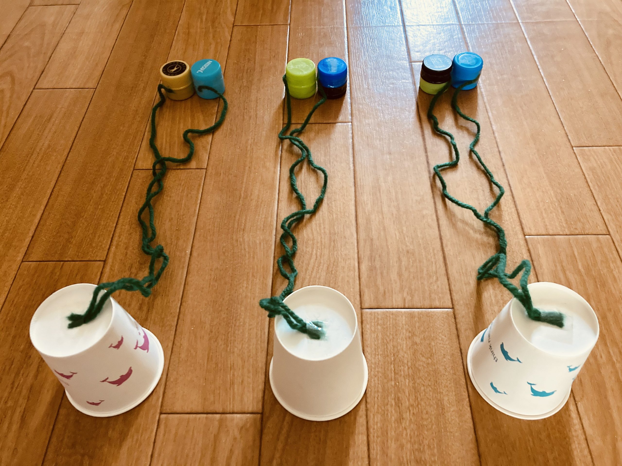 密にならない 2個のペットボトルキャップと紙コップ と毛糸を使った高齢者施設 在宅介護 デイサービス 老人ホーム 室内レクリエーション ゲーム 2個キャップけん玉 新レクネタ